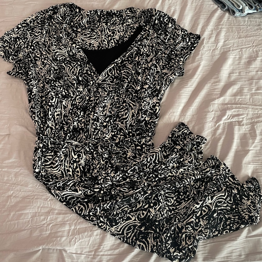 black and white short sleeve below the knee dress with a tie at the waist